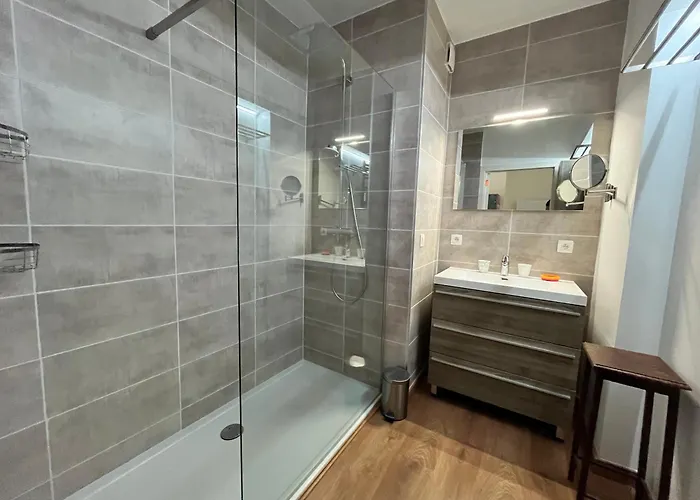 Charming 2-bedroom In The Heart Of T30 דירה